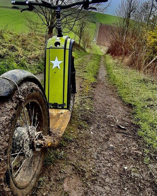 Dank seiner Fat-Räder sind die All-Terrain-Elektroroller von Zosh auch auf weichem Untergrund unerschrocken